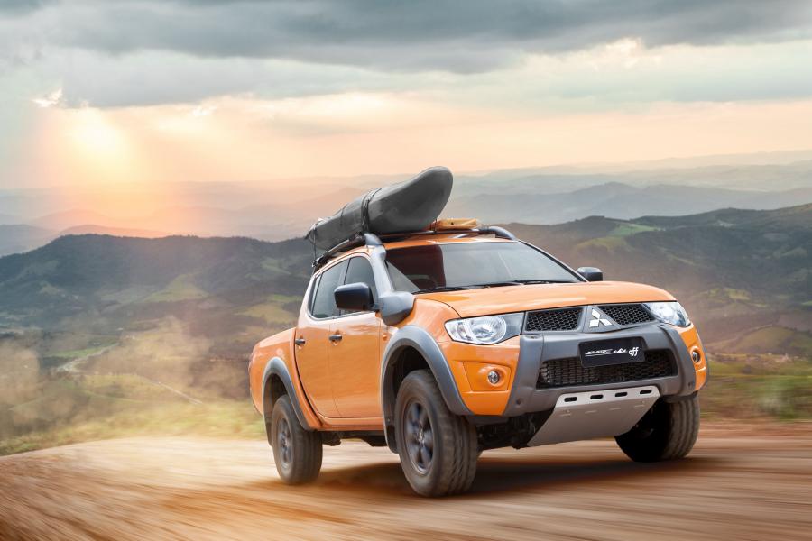  Mitsubishi L200 Triton Savana Off 2015 года  (фото 2 из 10)